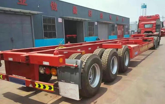 低平板运输车在雨天需要注意的驾驶技巧