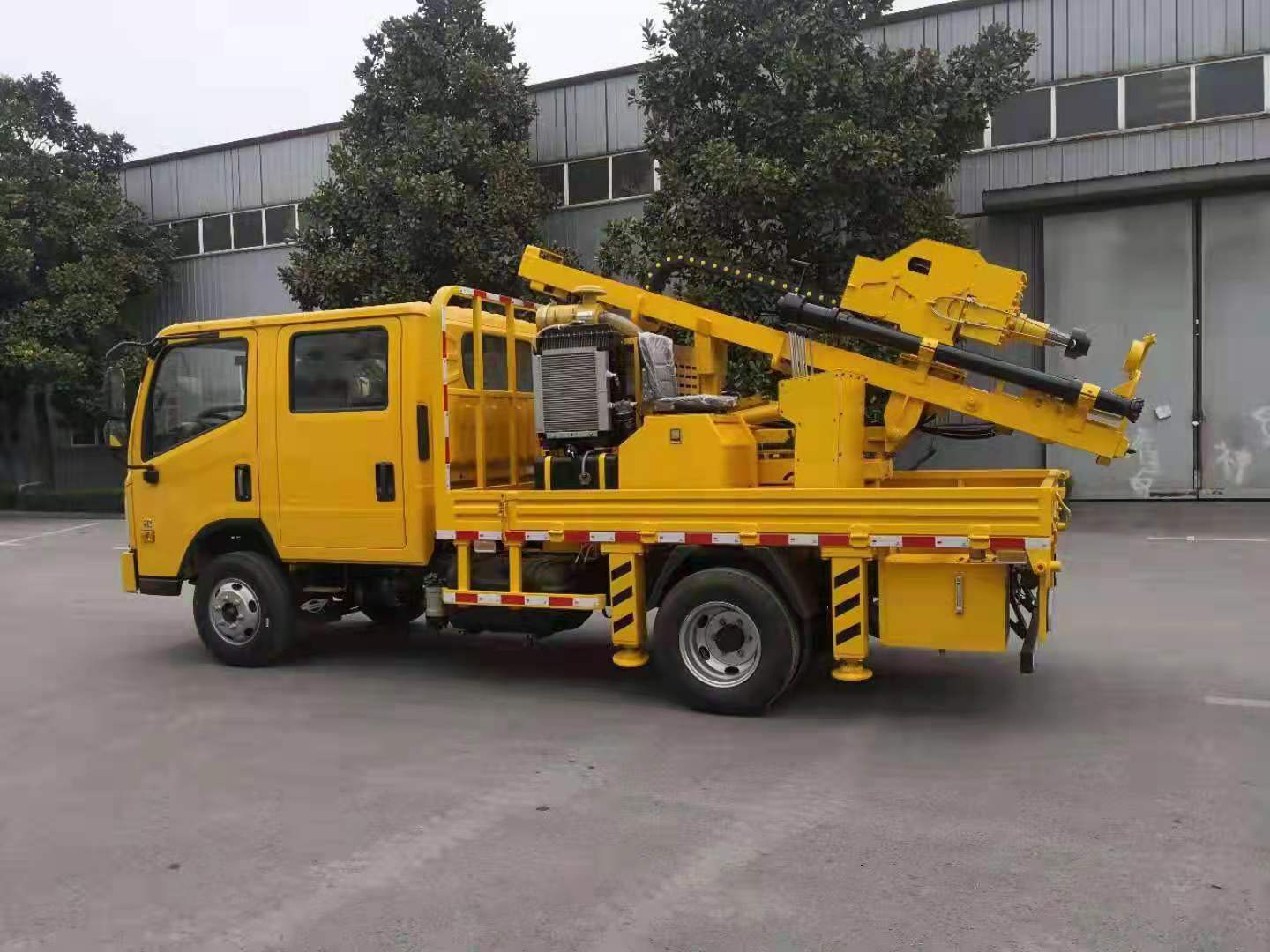 护栏抢修车